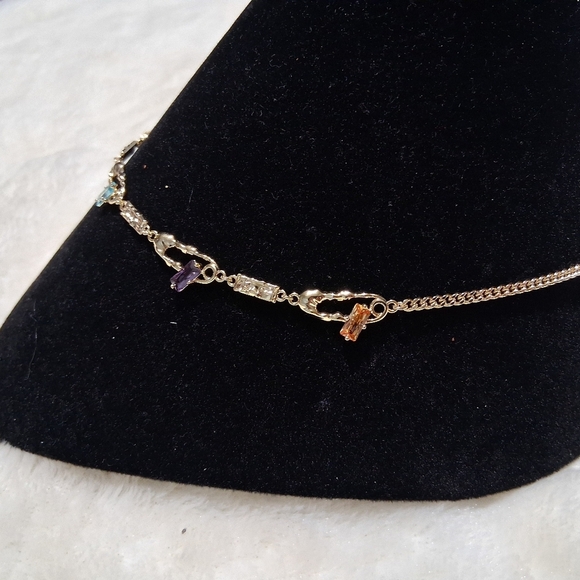 Xp Oro Laminado Elegant Yellow and Blue Necklace with Intricate Details - Picture 3 of 5